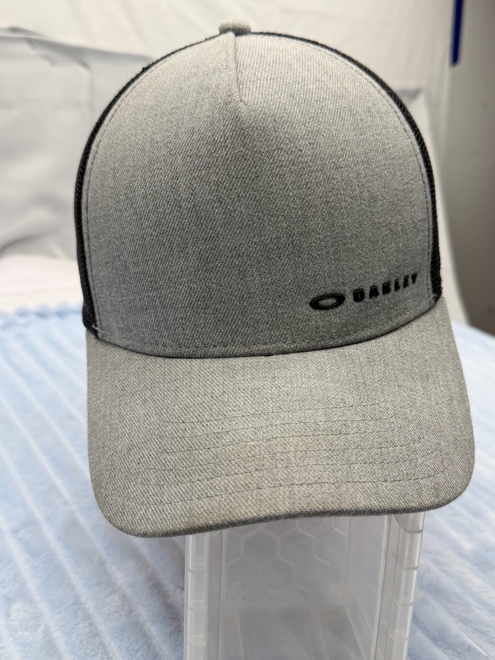 Oakley Men’s Light Gray Baseball Cap with Black Logo